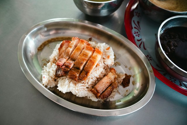 What Makes a Tze Char Restaurant a Good Choice for a Group With Different Food Preferences?